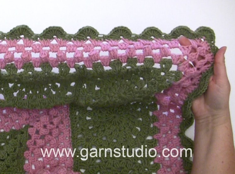 DROPS Crocheting Tutorial: How to work the fan edge around the blanket in DROPS 163-1.