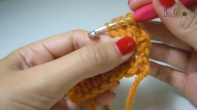 Cerrar puntos altos juntos a ganchillo Miss Kits. Close double crochet stitches together in crochet