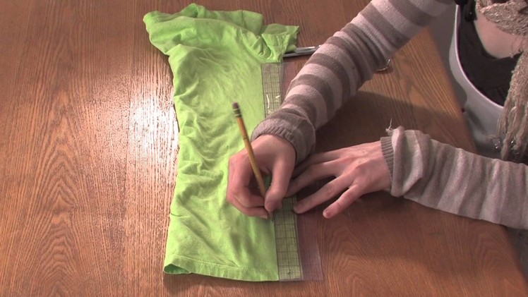 How to Cut a T-Shirt With Lines on the Sides : DIY Shirt Designs