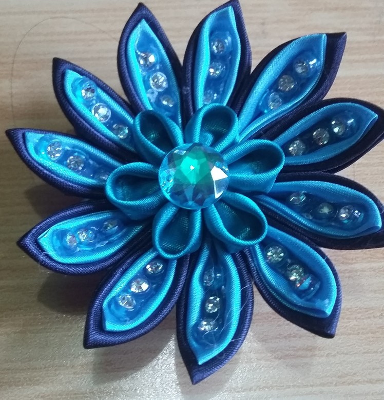 Jewelry 2: brooch pretty,  very simple to make a pin using satin #DIY @azhira