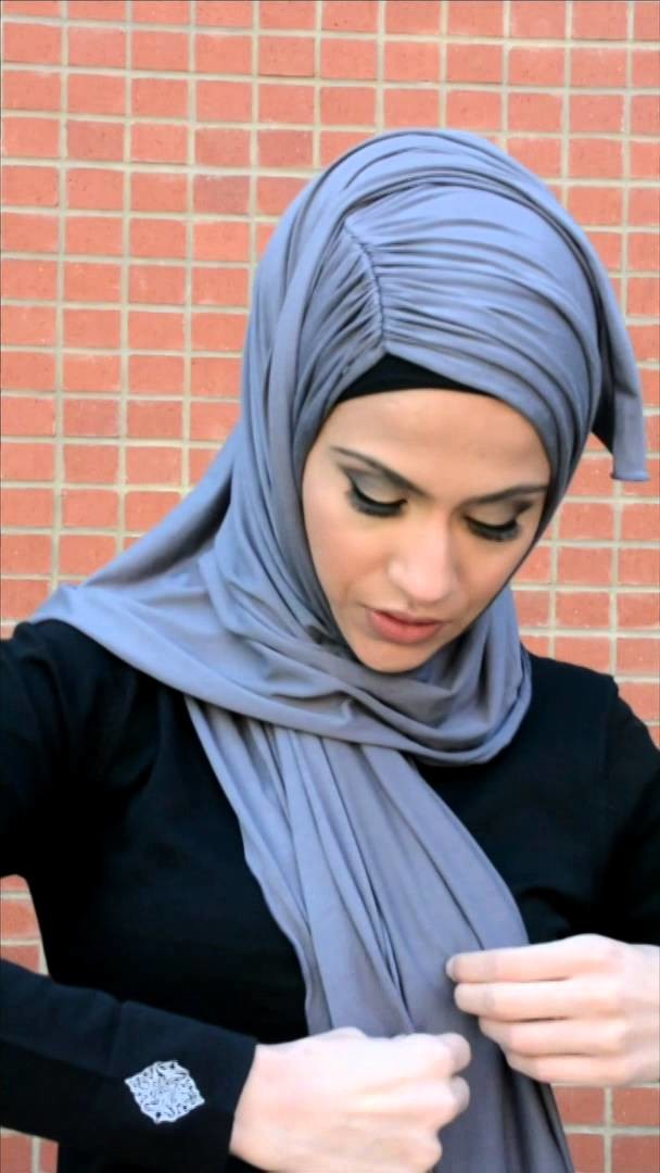How to tie an Ajmaan Roughed scarf