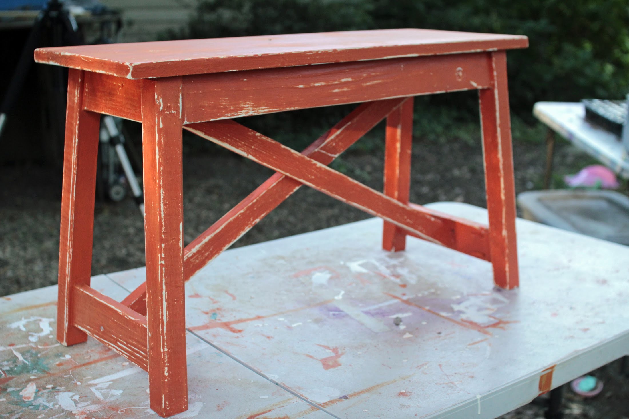 How to Paint and Distress a Rustic Wooden Bench- en español