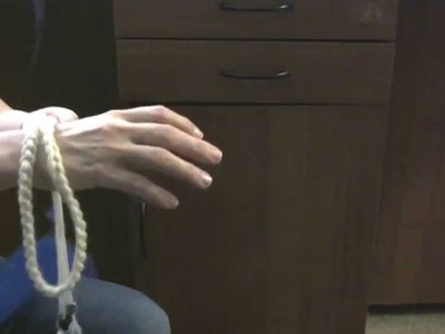 How to Use a Wrist Distaff For Handspinning