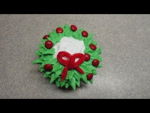 Decorating cupcakes #23: Christmas Wreath