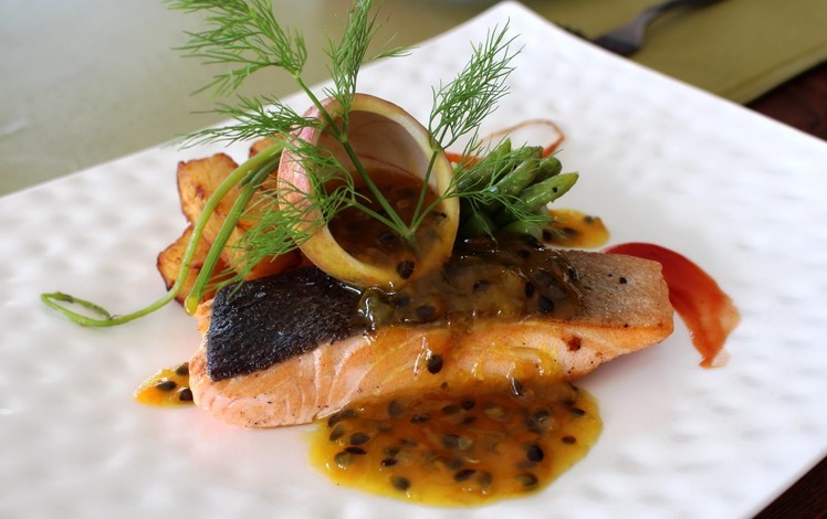 How to make salmon with passion fruit sauce caramel