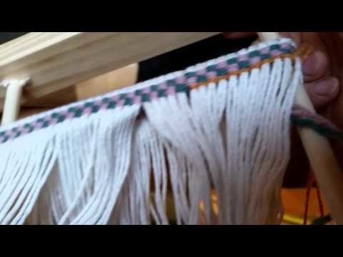 Working with a twining loom - how to twine weft