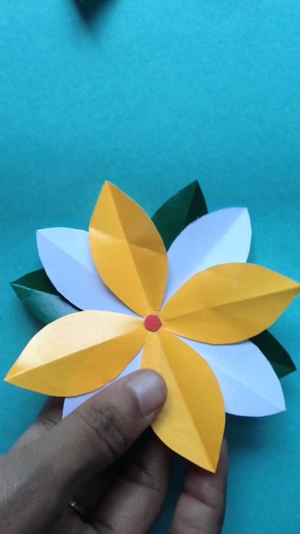 How to make a tricolour (saffron, white and green) flower for kindergarten children
