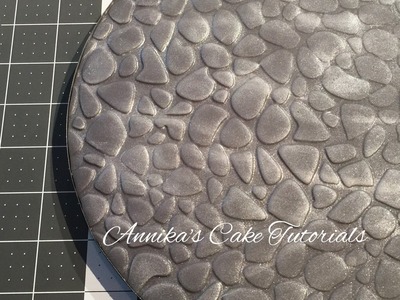 How to use an impression mat to cover a cake board