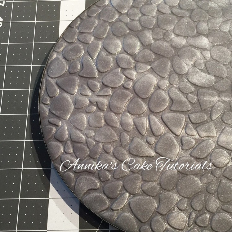 How to use an impression mat to cover a cake board