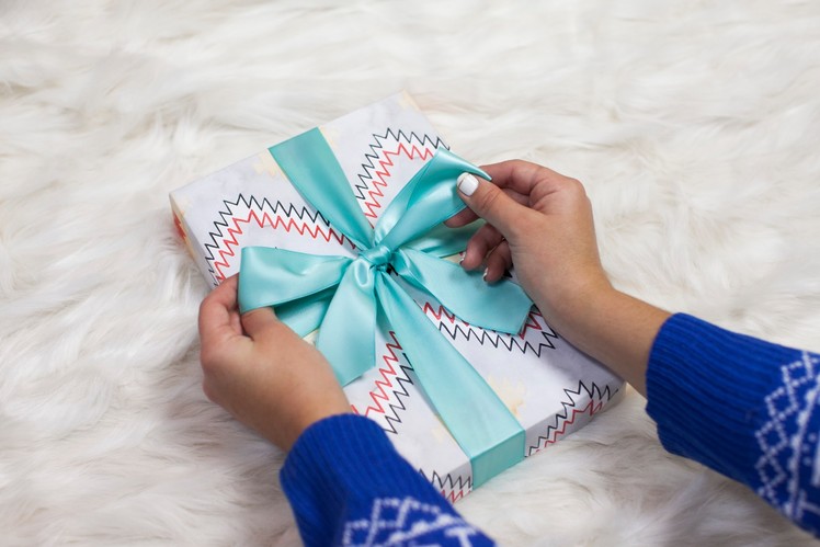 How to Perfectly Tie A Bow On A Gift