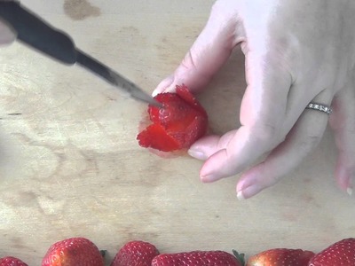How to make beautiful roses with strawberries, very easy!