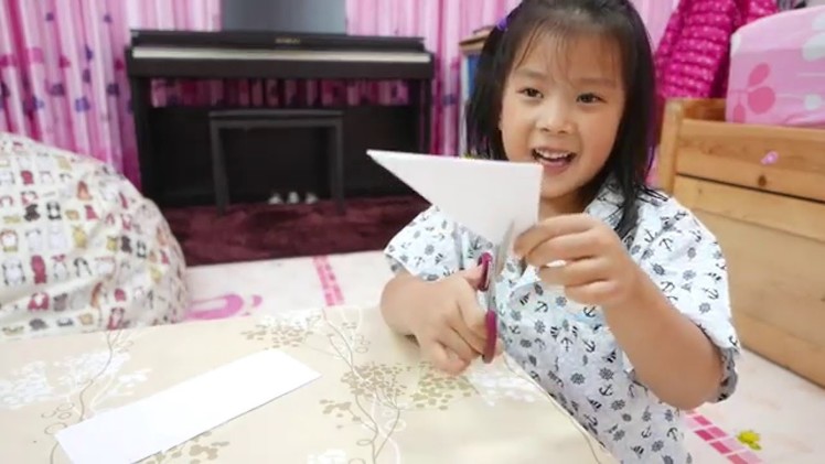 How To Make Easy Paper Snowflakes For Kids by Big Kid, Affy. It's COOL!!!