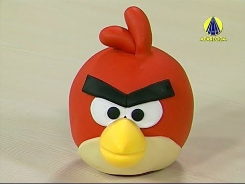 Bia Cravol ensinando a modelar um Cofrinho do Angry Birds em biscuit