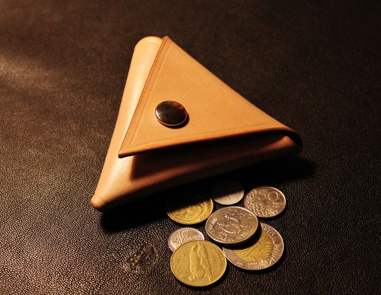 Making a triangular leather coin pouch