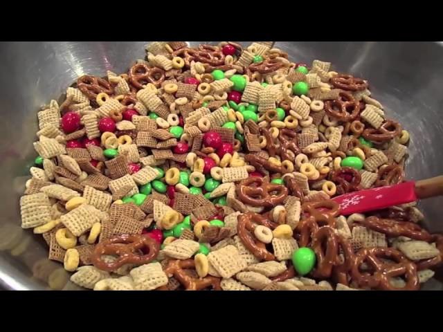 Easy Delicious Muddy Buddies or Puppy Chow Recipe and Gift Ideas for The Holidays