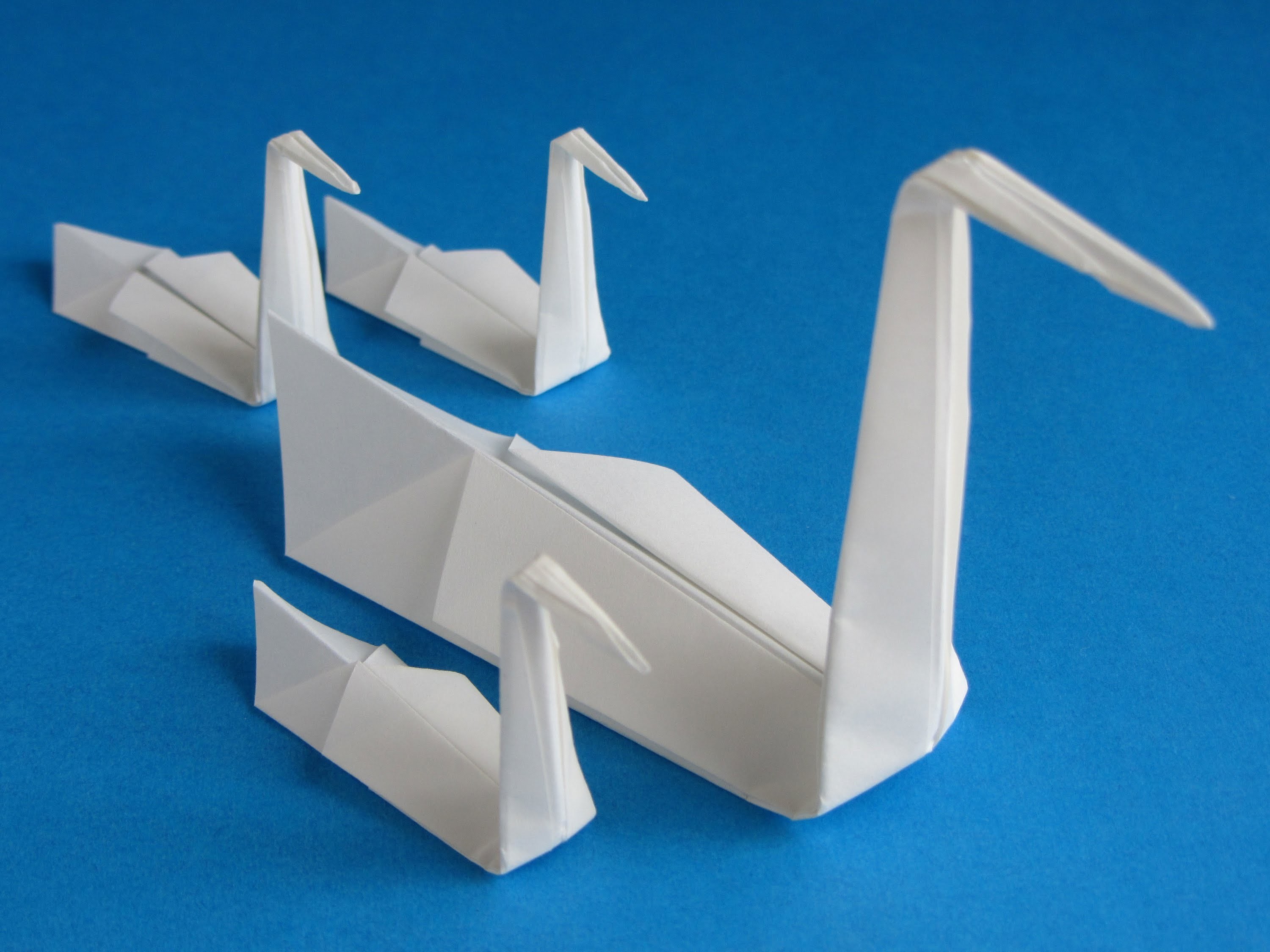 Бумажный лебедь. Оригами лебедь. Бумажный лебедь оригами. Модульное оригами лебедь. Классическое оригами лебедь.
