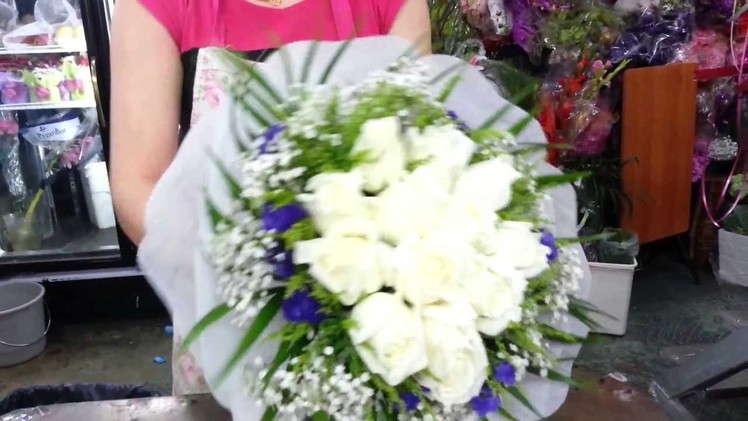 Singapore Florist | Top Florist in Singapore Making 12 roses Hand bouquet