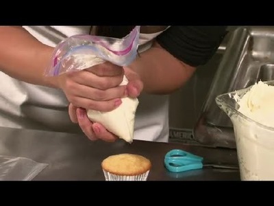 How to Frost Cupcakes With a Homemade Pastry Bag : Cupcake Treats