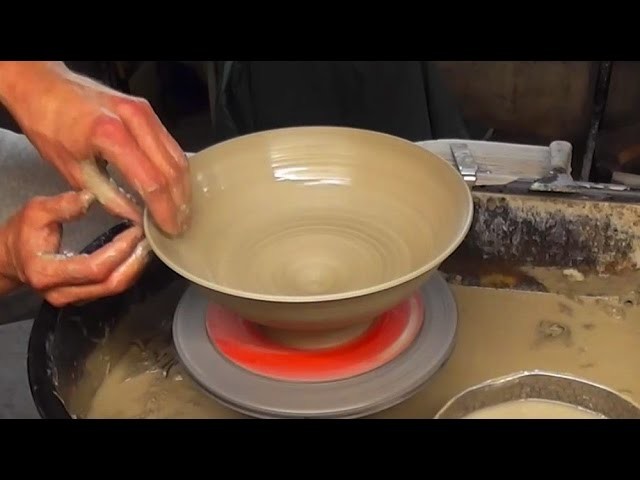 Throwing. Making a quick pottery bowl on the wheel : New angle