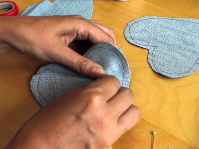 Upcycling tutorial – make a heart garland from a pair of old jeans!