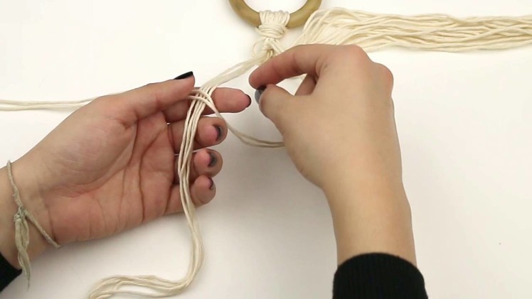 How to make a half knot in macrame | WE ARE KNITTERS