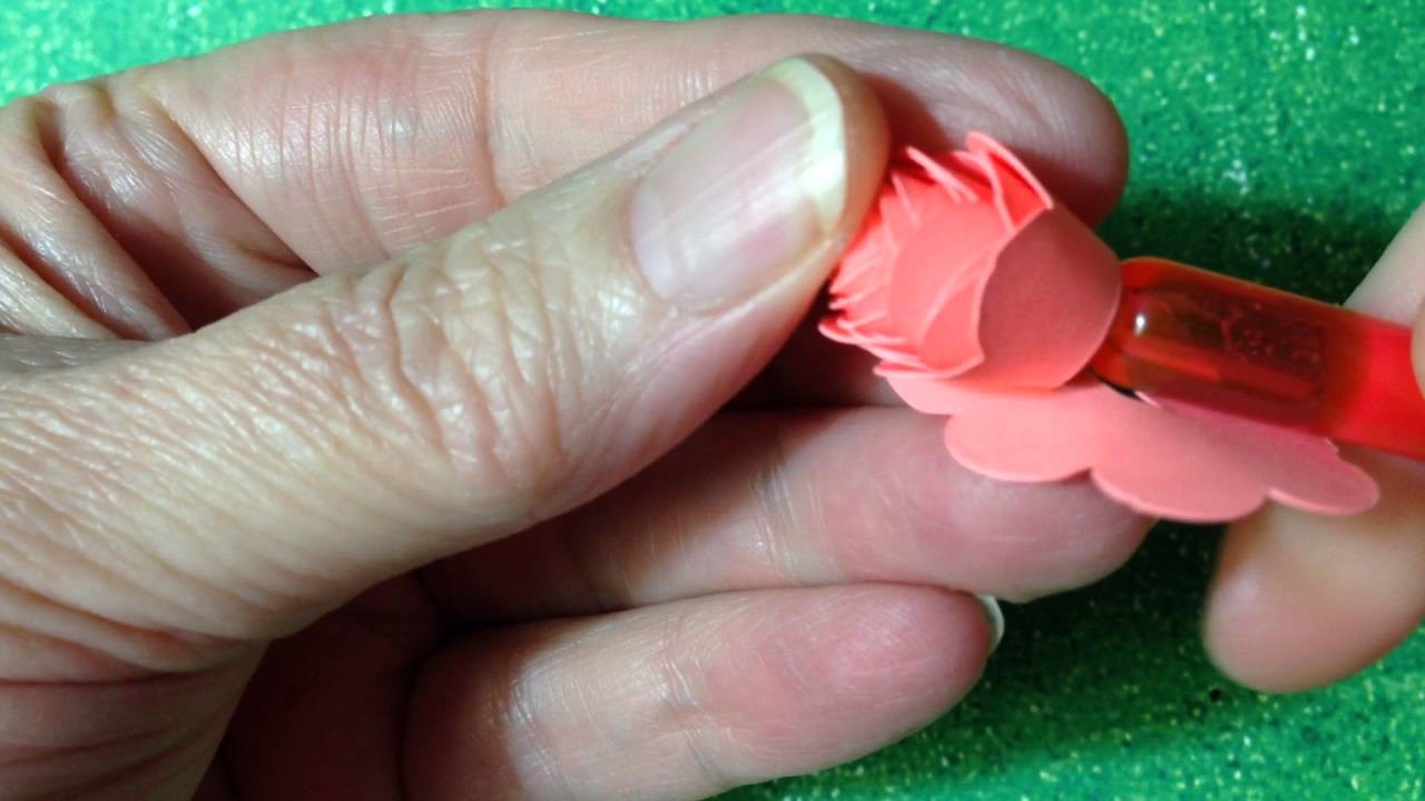 How to roll paper roses