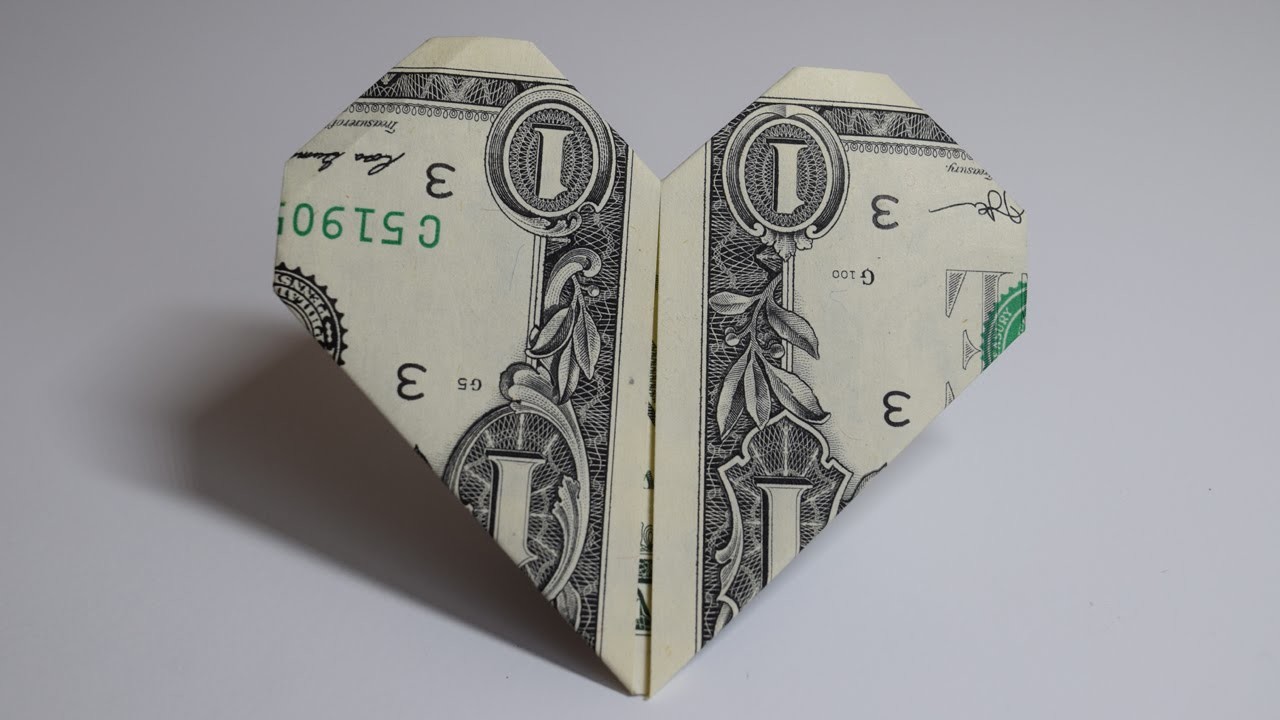 Сердце из денег. Оригами из купюры. Одежда из купюр оригами. Доллар оригами. Сердце из купюры.