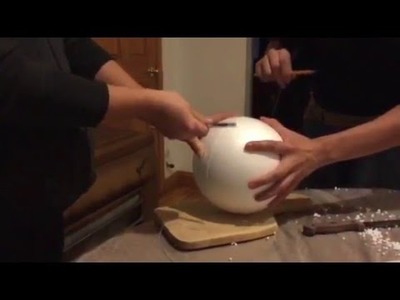 How to cut a styrofoam ball in half ( como cortar una pelota de unicell por la mitad)