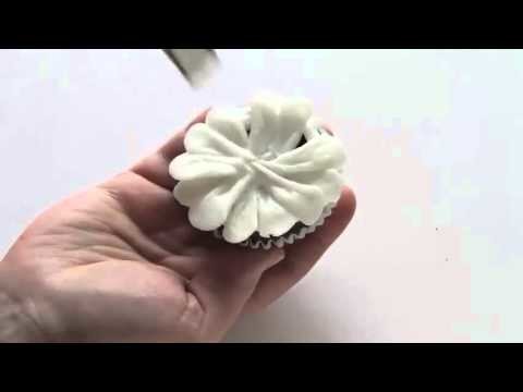 How to Pipe a Buttercream Daisy! {new & improved}