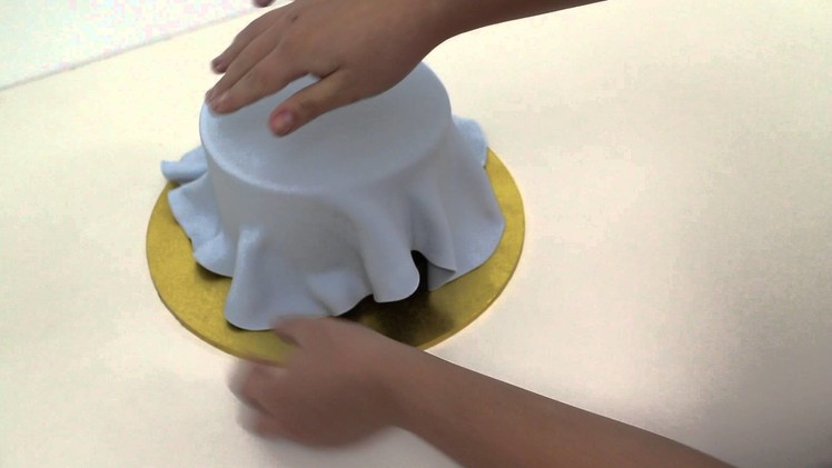 How to cover a round cake with fondant
