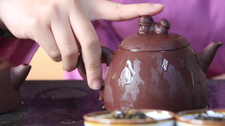 How to Use Yixing Teapots: 2 Ways to Hold a Zisha Clay Teapot