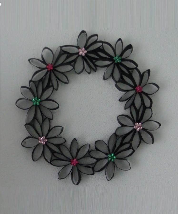 Wreath Made out of Toilet Paper Rolls - DIY