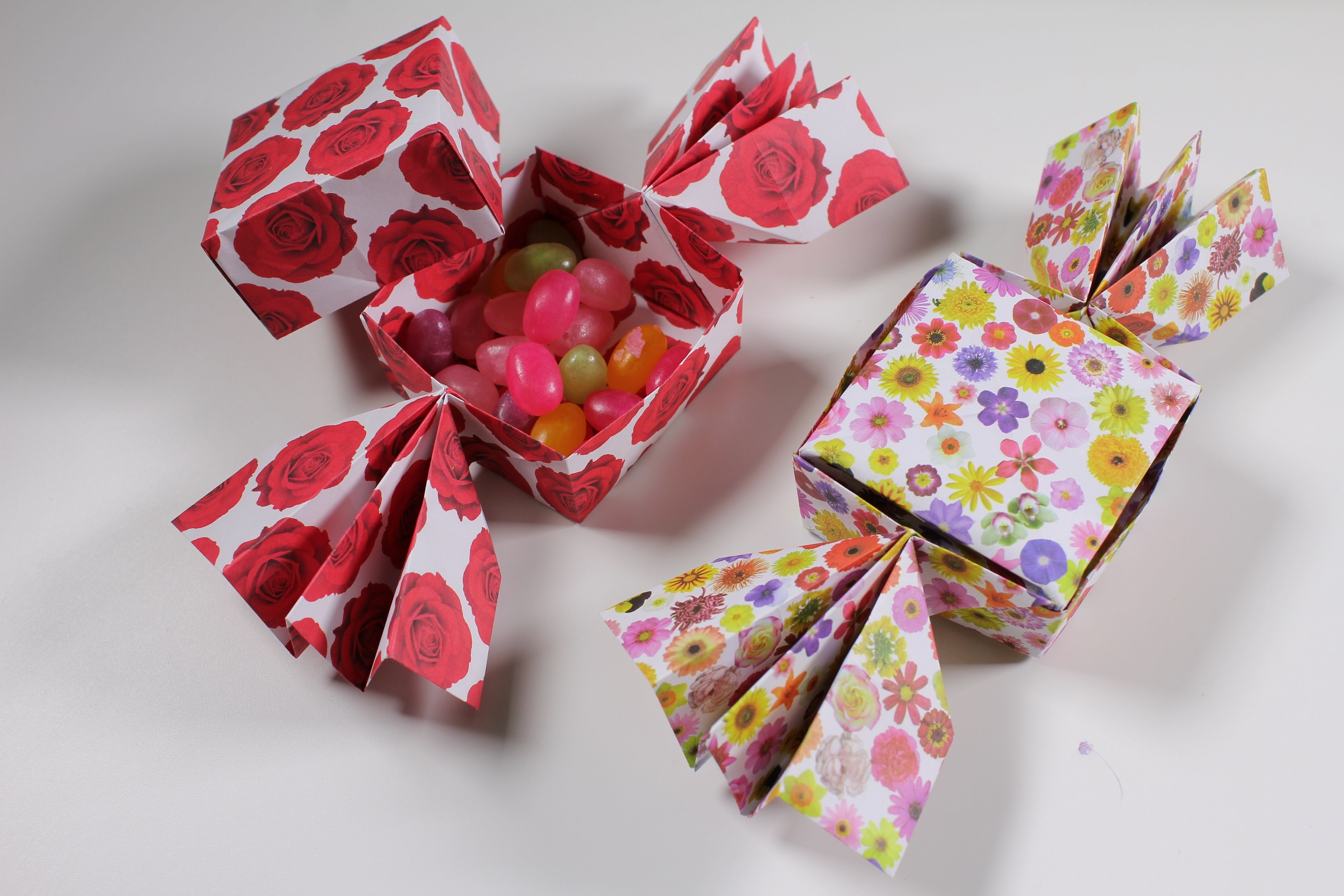 Сделать подарок оригами. Коробочки для конфет. Оригами коробочка для конфет. Коробочка из бумаги для конфет. Коробочка со сладостями.