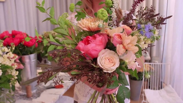 How to make a hand-tied flower bouquet