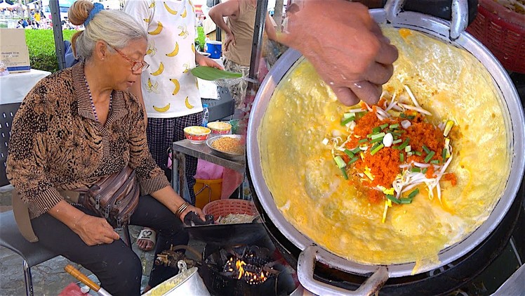 Vietnamese Crepe Banh xeo (Bánh xèo) How it's made in Thailand Street Food