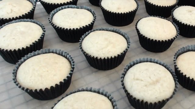 How to Make Gluten Free Vanilla Cupcakes