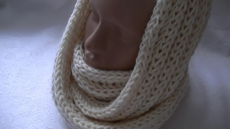 Snood scarf hand-knitting with a brioche rib