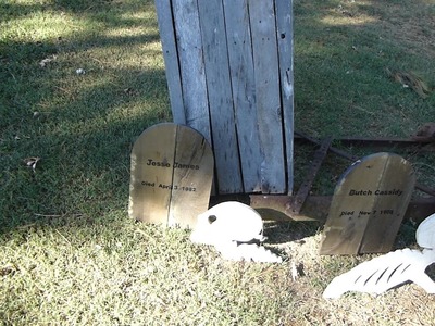 DIY Simple Pallet Tombstones