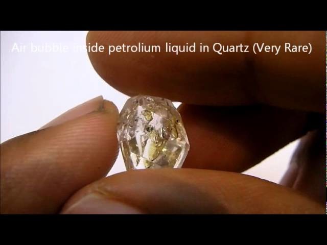 Air bubble inside petroleum liquid in Quartz (very rare) - 3 phase inclusion - En-Hydro Quartz