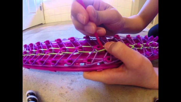 How to make a Zippy-Chain Bracelet on a Crazy Loom with Loomin' Ella