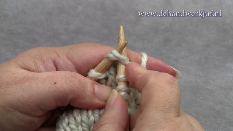 Breien: minderen, Gecentreerd van 3 naar 1 steek.Decrease centered from 3 to 1 stitch