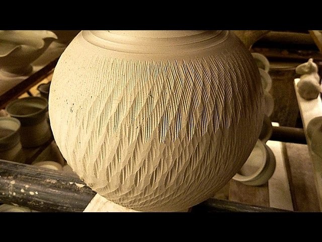 Simple Textured Pottery Decoration Techniques : Chattering the Clay