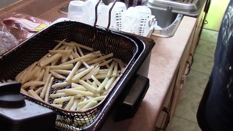 HOW TO MAKE HOME MADE FRENCH FRIES ( MCDONALDS RECIPE )!!