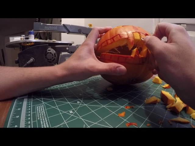 DIY. Halloween pumpkin carve.