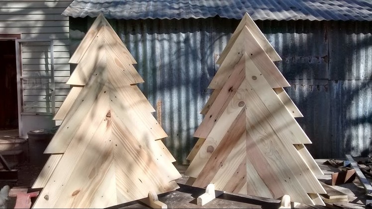 Build a pallet wood Christmas tree