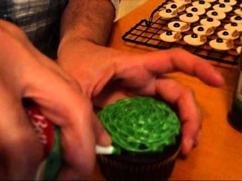 How to Decorate Sesame Street Cupcakes.wmv
