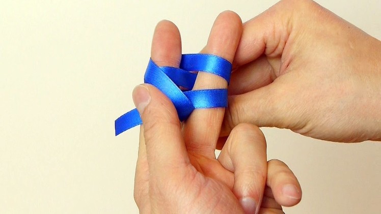 Use Your Fingers or a Fork - How to Make a Mini Bow