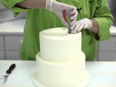 How To Disassemble And Cut A Wedding Cake