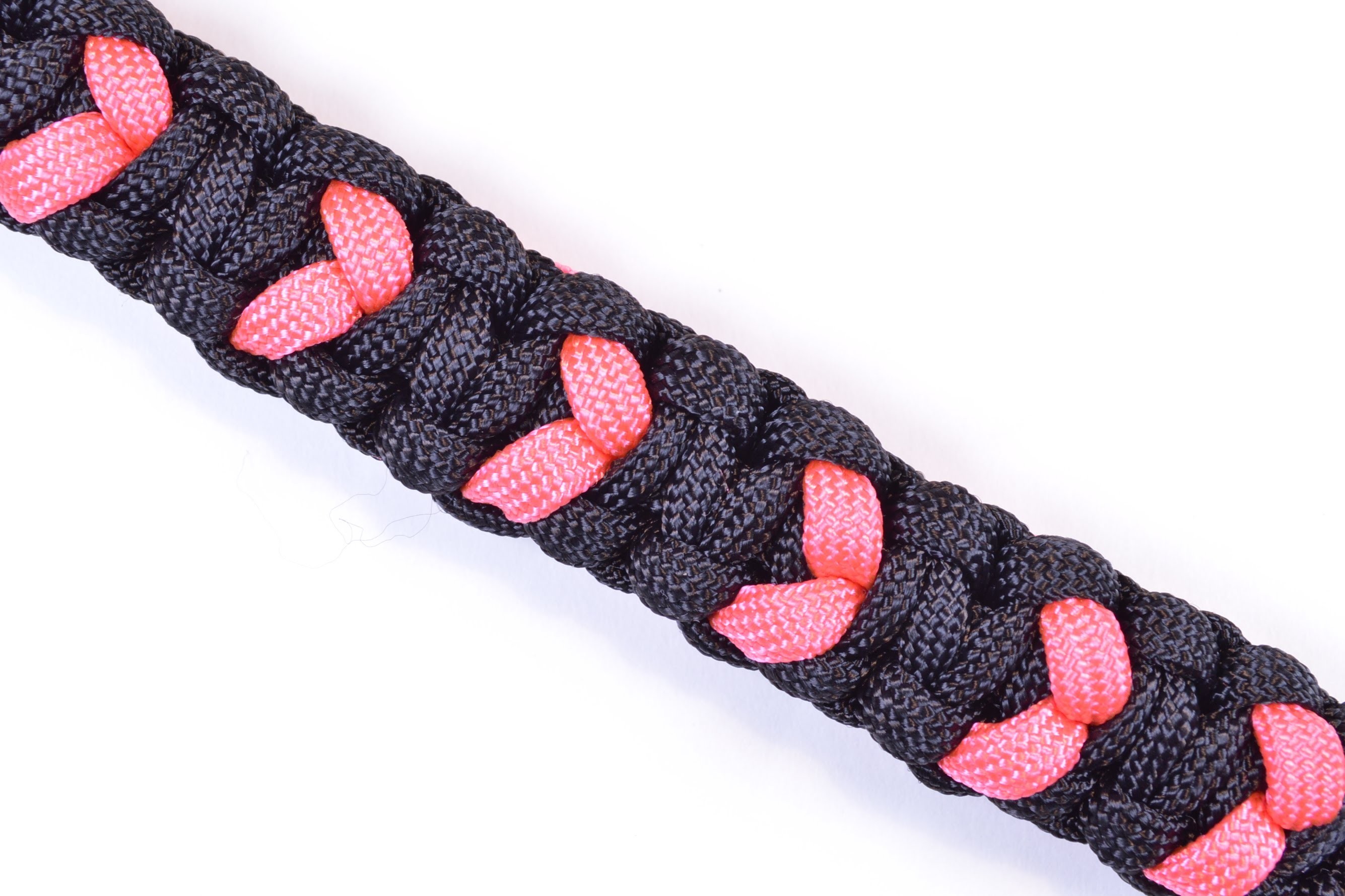 How to Make a Valentines Heart Bracelet - BoredParacord