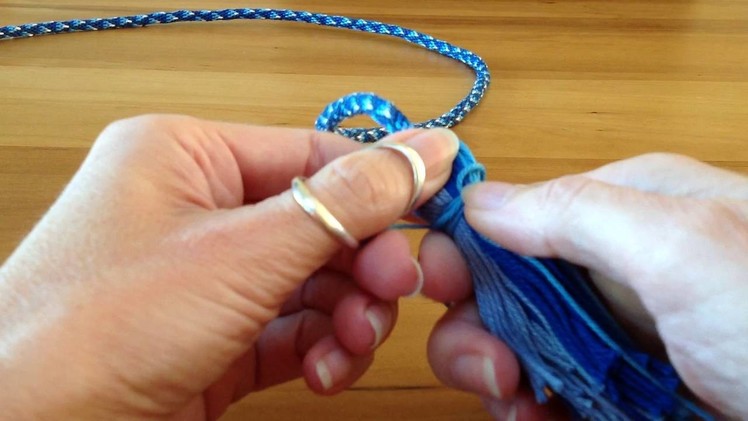 Making a tassel on a cord. Een kwastje maken aan een koord